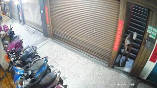 Chưa kịp lau đít em đã vội vàng đi.