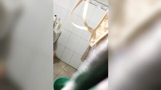 Sang chơi sẵn quay lén mẹ thằng bạn thân tắm