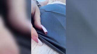 Ngoài trời mặc đồng phục nhét trứng rung, vừa căng thẳng vừa kích thích, đã bị người