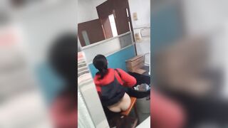 Quay lén bác sĩ tiêm thuốc vào mông trần của em gái áo đỏ.