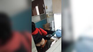 Quay lén bác sĩ tiêm thuốc vào mông trần của em gái áo đỏ.