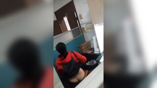 Quay lén bác sĩ tiêm thuốc vào mông trần của em gái áo đỏ.