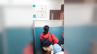 Quay lén bác sĩ tiêm thuốc vào mông trần của em gái áo đỏ.