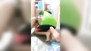 Chị họ hơi nứng lồn nhờ thằng em 17 tuổi thủ dâm ai dè nó nhéc cả bàn tay.