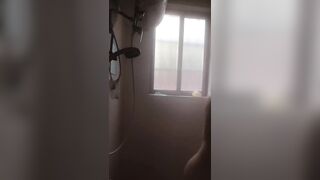 Em mới đi học về nè mấy anh