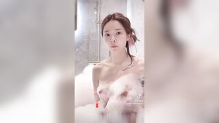 gái xinh đi tắm