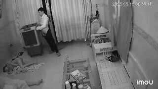 Mặc váy ngắn nằm ngủ thì bị tên biến thái lạ mặt vào ngắm mông sục cặc và đi ra.