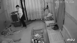 Mặc váy ngắn nằm ngủ thì bị tên biến thái lạ mặt vào ngắm mông sục cặc và đi ra.