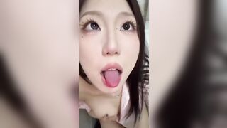 Ánh mắt thật dâm đãng. ae4 có muốn bắn vàoi mặt ẻm không