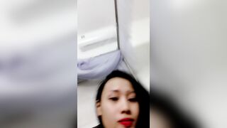Em gái xinh nhún nhảy lắc mông khoe hàng
