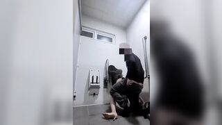 Địt em gái bất tỉnh trong nhà vệ sinh công cộng
