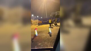 Trên đường đi dừng xe lộ hàng, chơi hay ghê ha.