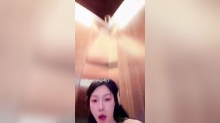 wataa thang máy tự sướng Xem phản ứng của ông chú bên cạnh