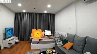 Clip Sex Xuất tinh dầy bím em học sinh đến mức chảy ra ngoài ghế