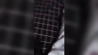 Con em họ 17 tuổi đang bấm điện thoại cứ năng nỉ xin đụ nhưng bị từ chối.