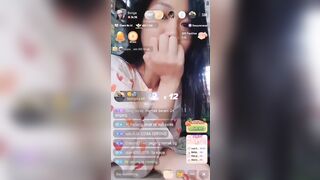 Em gái bán thuốc tây vui vẻ thoải mái và tự nhiên để cho khách bóp vú.