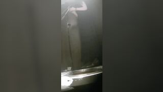 Đi hát karaoke mà cũng nhét cặc giã vào lồn nữa
