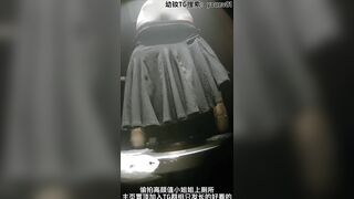 Quay lén e gái xinh đẹp đi đái trg nvs công cộng,k bt e nhét gì vào lồn ấy nhỉ