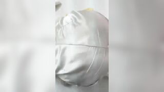 Cho em học sinh áo dài vào đời