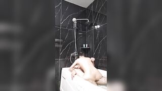 cuộc chiến không hồi kết trong nhà tắm với bé sinh viên năm nhất