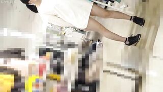 quay lén dưới váy gái xinh mặc lọt khe đi siêu thị