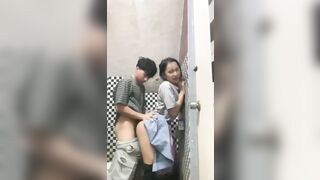 Sợ ba mẹ về kịp ngay lúc đụ anh trai dụ dỗ em họ vào toilet đụ cho an toàn.