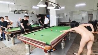 Nhân viên quán bida như này bảo sao các ông cứ thích chơi bida