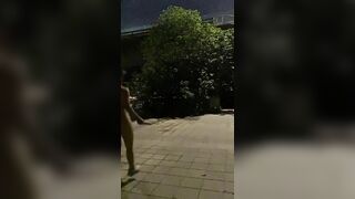 Vợ đòi cởi truồng ra công viên nhảy dây