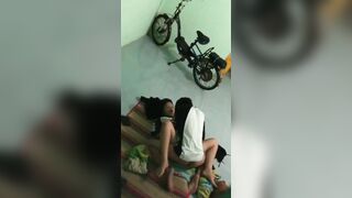 Bố mẹ đi vắng 2 anh em kế mới lớn đè nhau ra chịch P2
