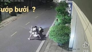 Em gái đang đi ngoài đường thì bị thanh niên đè ra bóp vú kệ em la hét