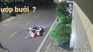 Em gái đang đi ngoài đường thì bị thanh niên đè ra bóp vú kệ em la hét