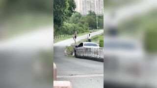 Trời nóng 38° mà 2 đứa bạn thân rủ nhau cỡi trần ra múa cột...