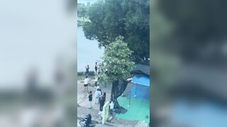 Giận chồng có bồ chị gái cởi trần chạy ra đường nằm, mặc kệ sự đời thế nào.