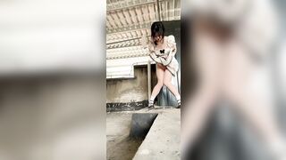 Không tìm được chỗ đi vệ sinh, tè ra quần trên đường bị bao nhiêu người nhìn chằm chằ