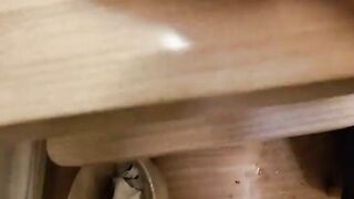 Nhét tàn thuốc vào lồn rồi đè ra địt