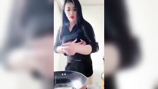 Chị dâu đg nấu ăn trg bếp mà th e trai cũng k tha đòi đè ra bú lồn đụ bắn ngập lồn