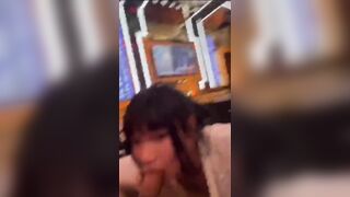 Em vịn đang hát mà nứng quá nên bỏ mic cầm cu lên bú