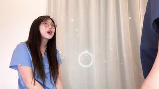 Đi hiến tinh cho em y tá dâm phục vụ lồn khít địt tê cả cu phần 1