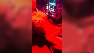Gái dâm trong bar dí lồn vào mồm cho khách bú dâm đãng