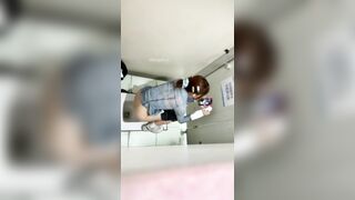 Thanh niên quay lén gái đái lồn ngon nước đái rơi xuống điện thoại lè lưỡi liếm luôn