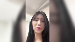 Vào nhà vệ sinh tự sướng lồn đã ghê