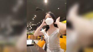 Em teen mình dây public thủ dâm luôn tại quán