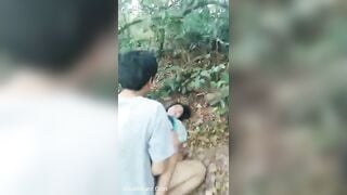 Đưa em gái mới quen lên rừng rồi gạ gẫm đè em nó ra chịch tung lồn