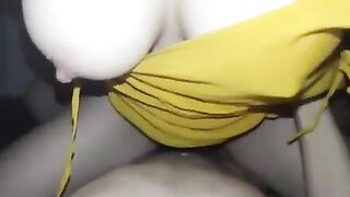 Em áo vàng cặp vú quá đẹp