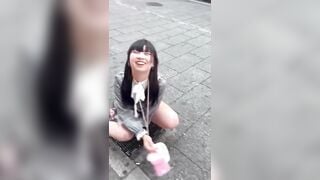 Buồn không nhịn được, nữ sinh vén váy tè ngay cống thoát nước ngoài đường luôn