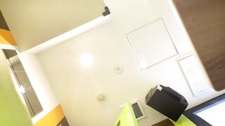 KHÔN VCL, cố tình để máy dưới sàn soi quần lót nhân viên phục vụ