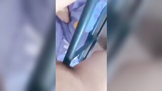 Em sinh viên nứng quá nên cạ bướm vào thành giường