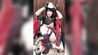 Dụ em gái cosplay thủ dâm public