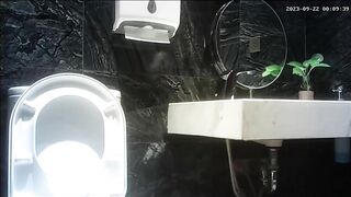 cammara quay lén nhà WC nữ gái xinh toàn gái non tơ - phần 4