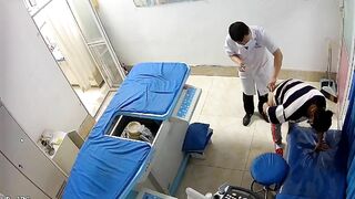 Quay lén bác sĩ nam tiêm thuốc vào mông đít trần cho bệnh nhân nữ.
